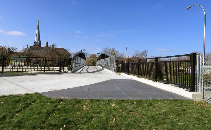 New 5th Street pedestrian bridge over I-35W