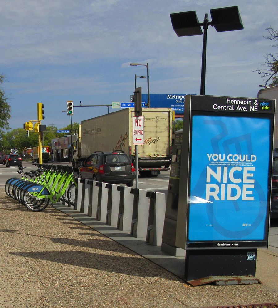 Solar charging Nice Ride station